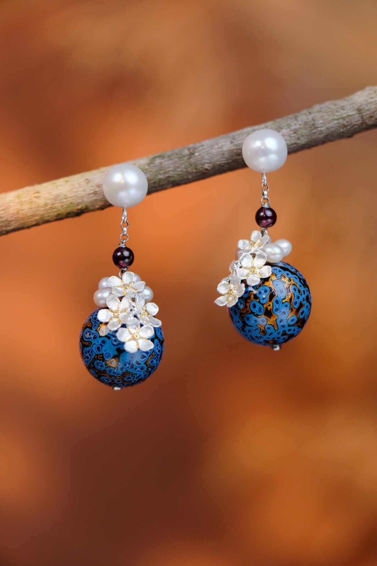【Frozen Bud】18mm Urushi Lacquer Bead + Garnet Bracelet | Blue Ripple Lacquer Jewelry with Silver Florals