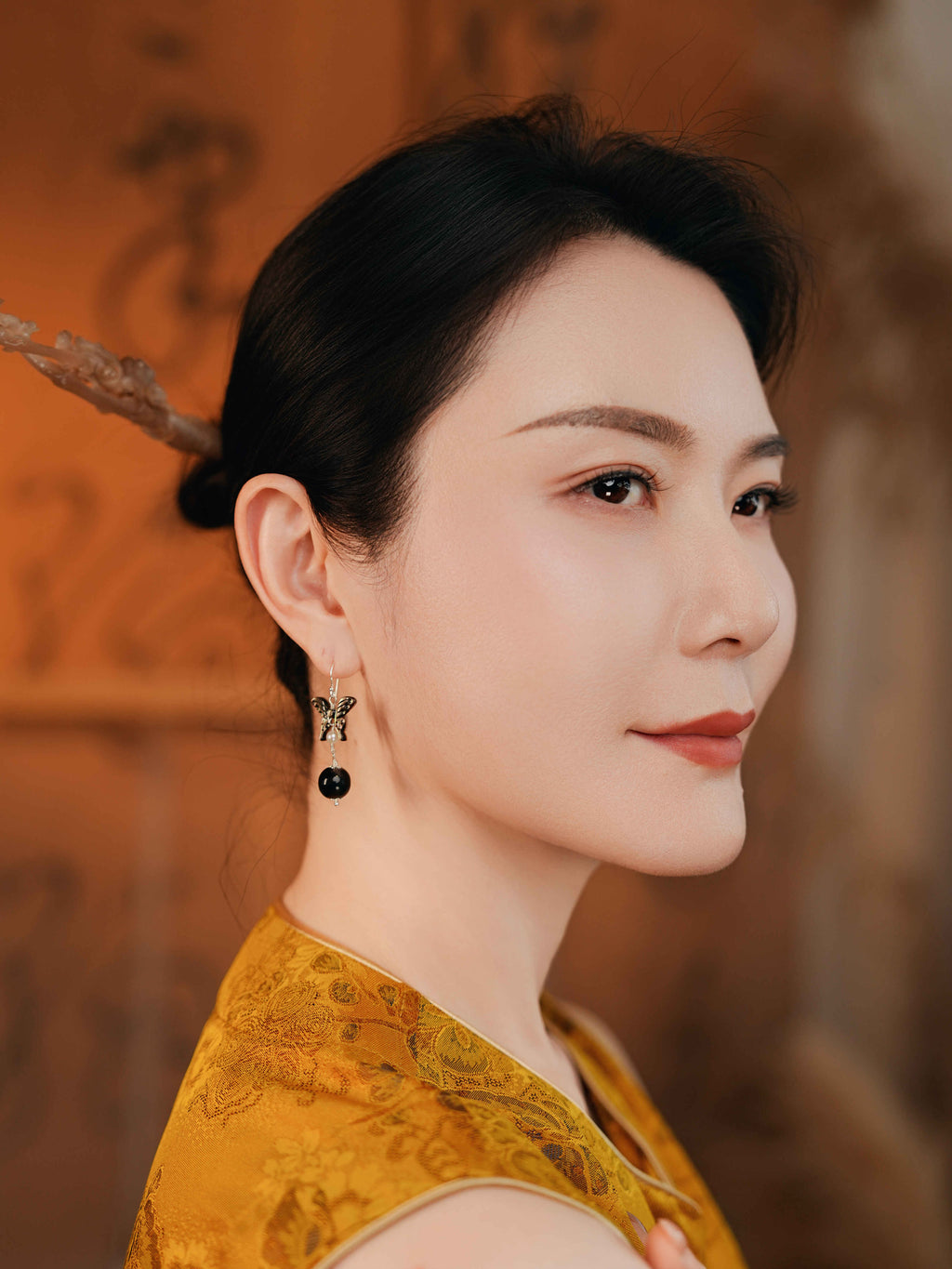 【Midnight Butterfly】Natural Black Butterfly Shell Jewelry with 10mm Ox Horn Beads - Elegant Statement Necklace