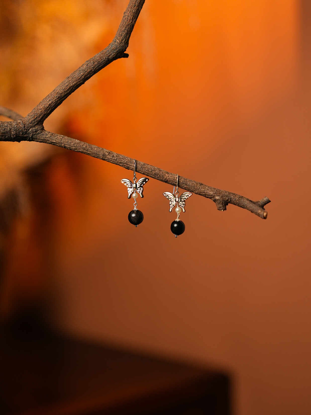 【Midnight Butterfly】Natural Black Butterfly Shell Jewelry with 10mm Ox Horn Beads - Elegant Statement Necklace