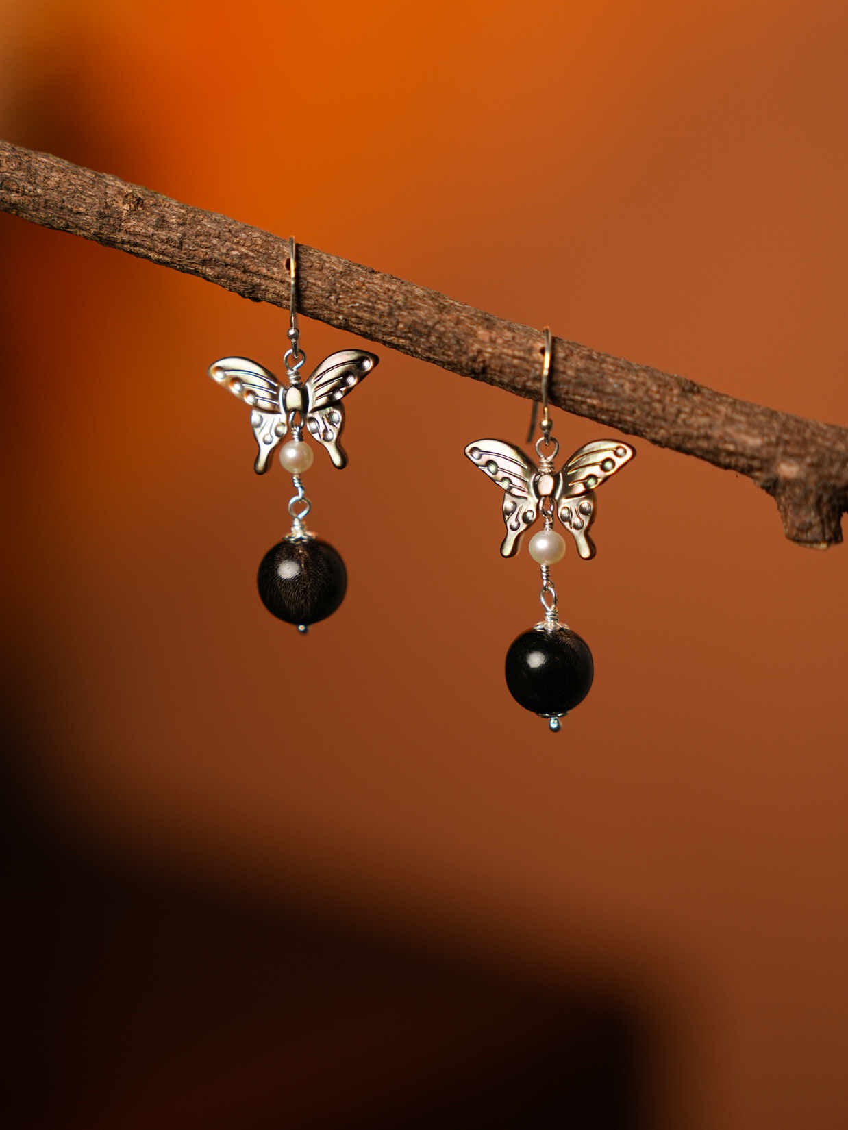 【Midnight Butterfly】Natural Black Butterfly Shell Jewelry with 10mm Ox Horn Beads - Elegant Statement Necklace