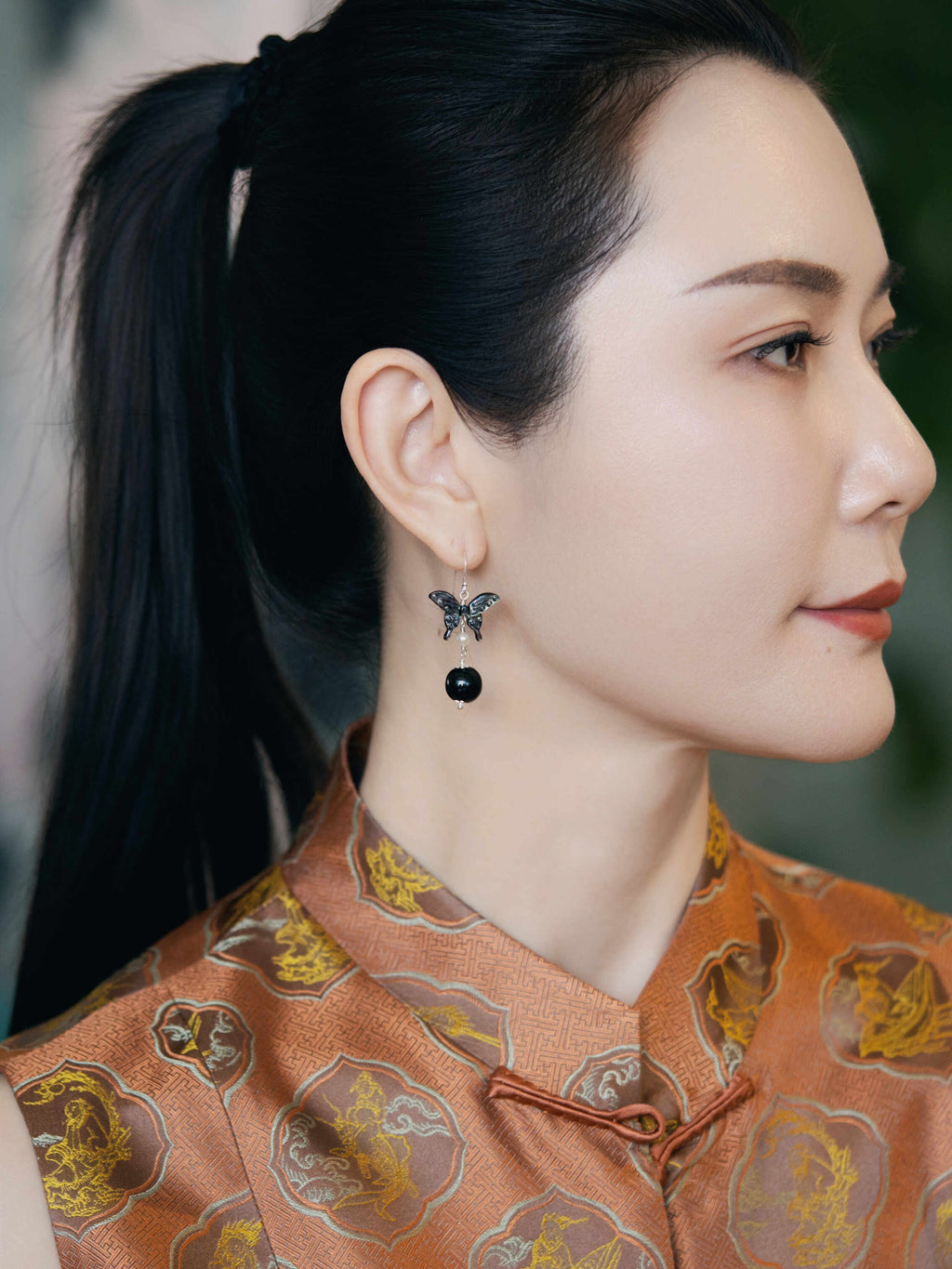 【Midnight Butterfly】Natural Black Butterfly Shell Jewelry with 10mm Ox Horn Beads - Elegant Statement Necklace