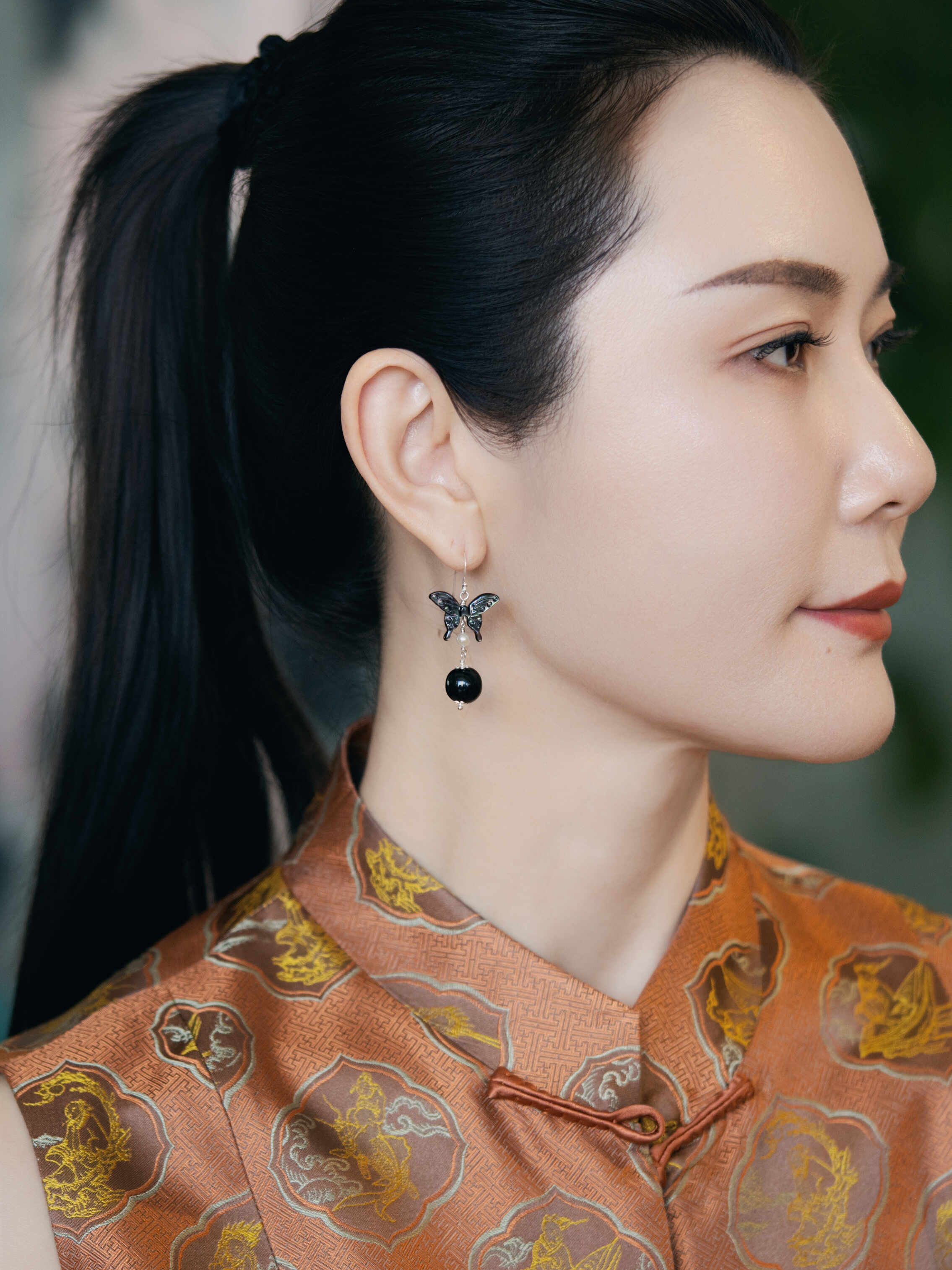 【Midnight Butterfly】Natural Black Butterfly Shell Jewelry with 10mm Ox Horn Beads - Elegant Statement Necklace