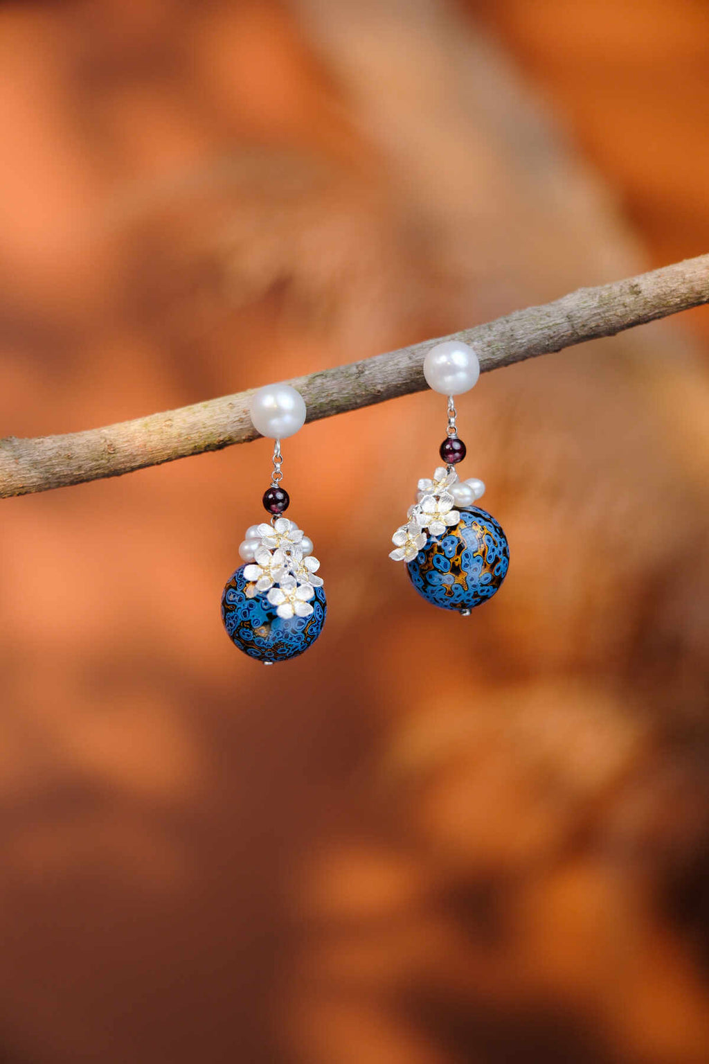 【Frozen Bud】18mm Urushi Lacquer Bead + Garnet Bracelet | Blue Ripple Lacquer Jewelry with Silver Florals