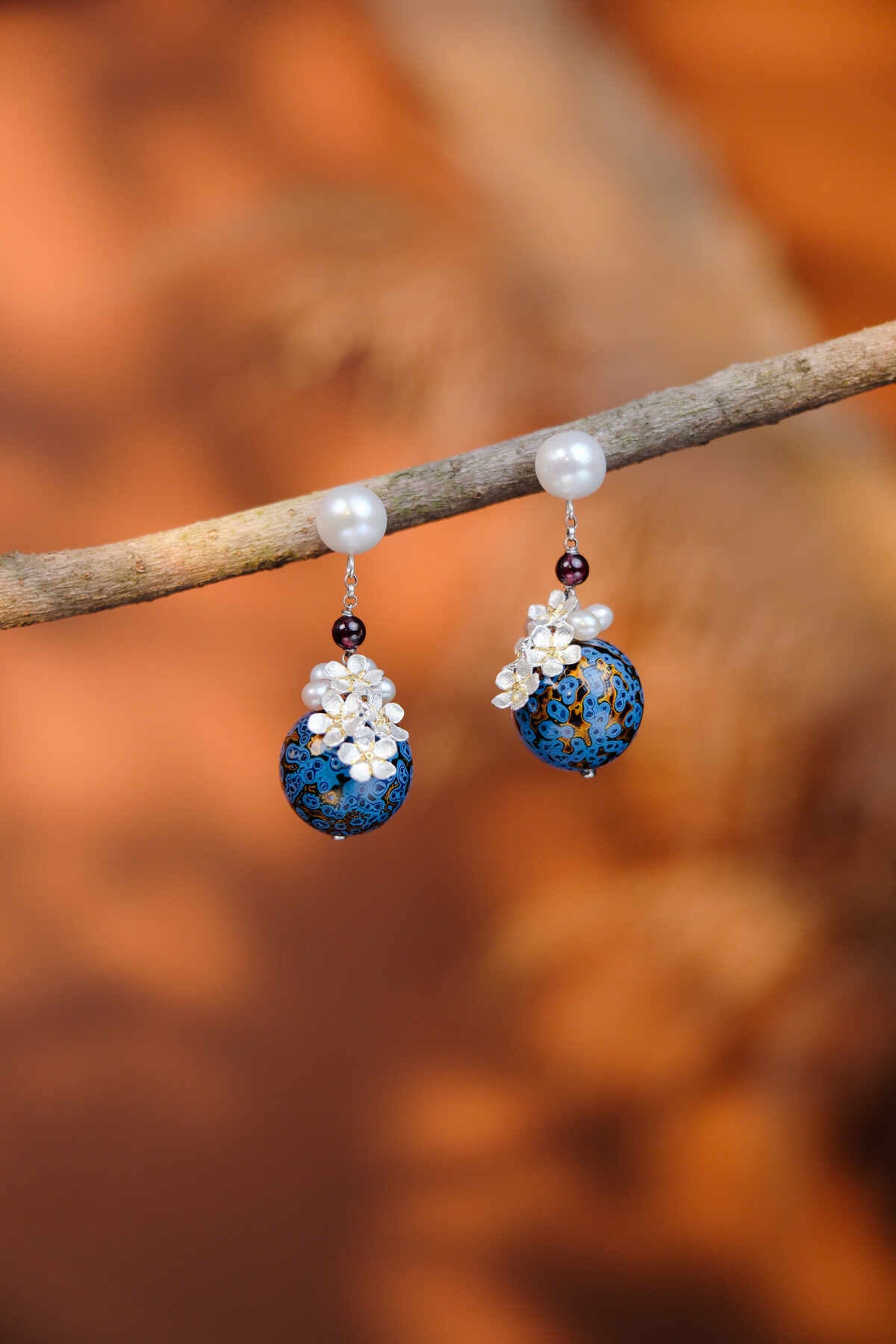 【Frozen Bud】18mm Urushi Lacquer Bead + Garnet Bracelet | Blue Ripple Lacquer Jewelry with Silver Florals
