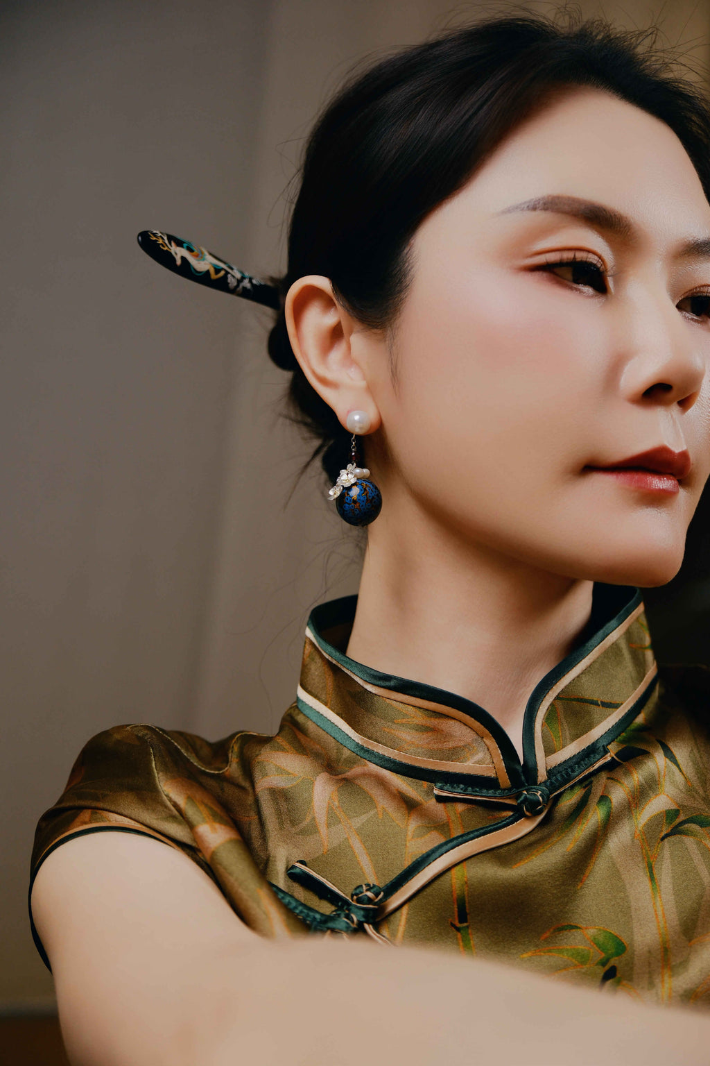 【Frozen Bud】18mm Urushi Lacquer Bead + Garnet Bracelet | Blue Ripple Lacquer Jewelry with Silver Florals