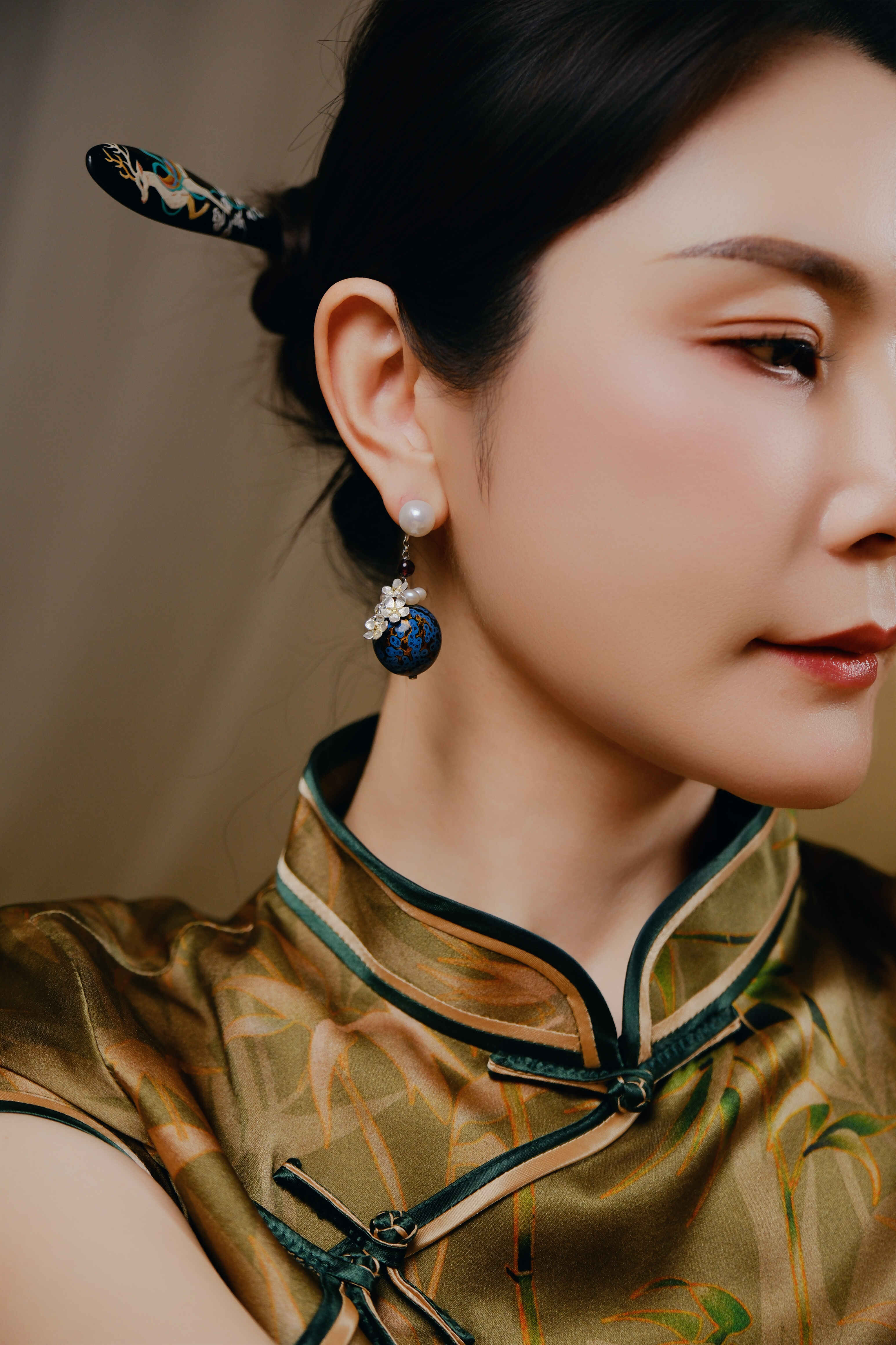 【Frozen Bud】18mm Urushi Lacquer Bead + Garnet Bracelet | Blue Ripple Lacquer Jewelry with Silver Florals