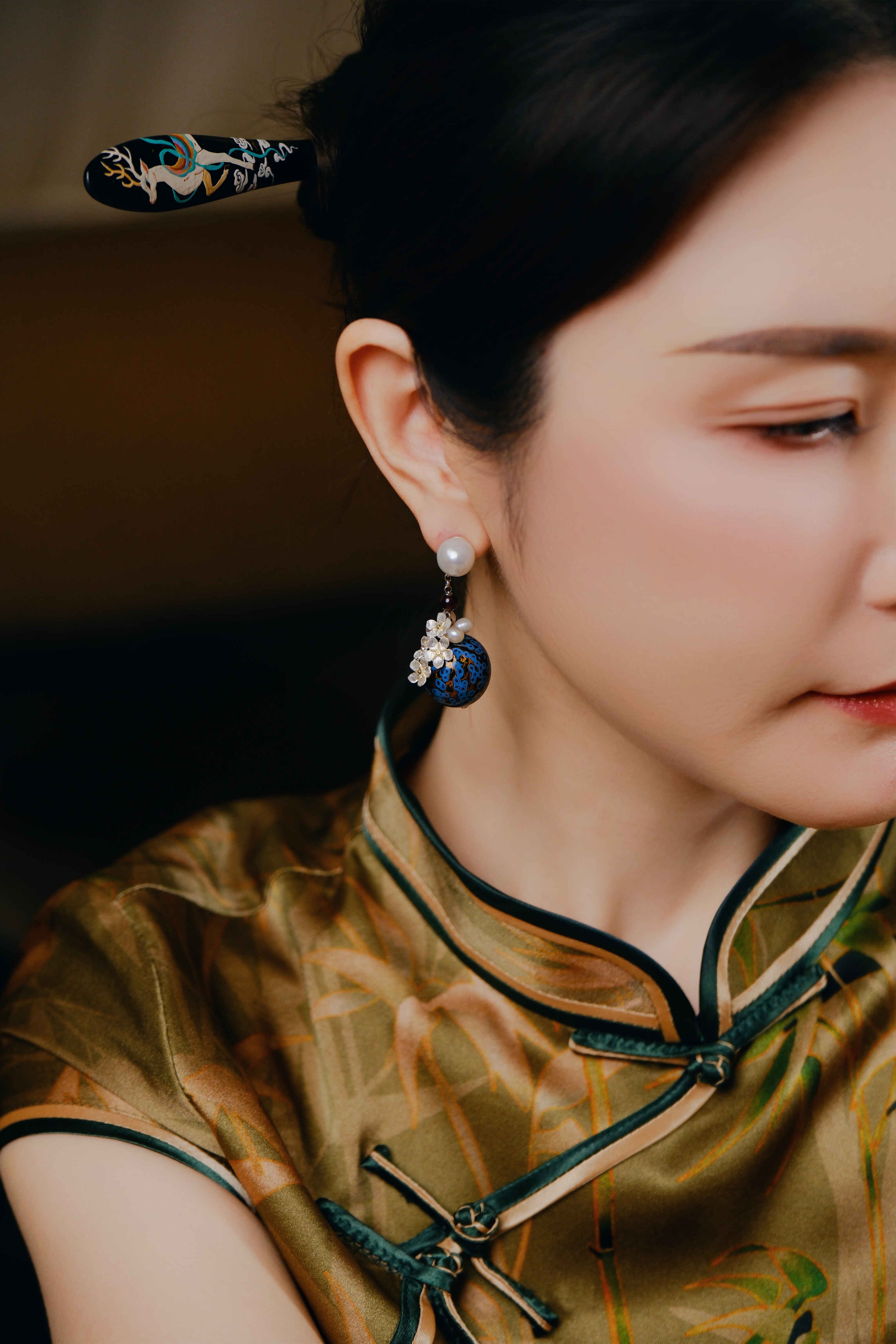 【Frozen Bud】18mm Urushi Lacquer Bead + Garnet Bracelet | Blue Ripple Lacquer Jewelry with Silver Florals