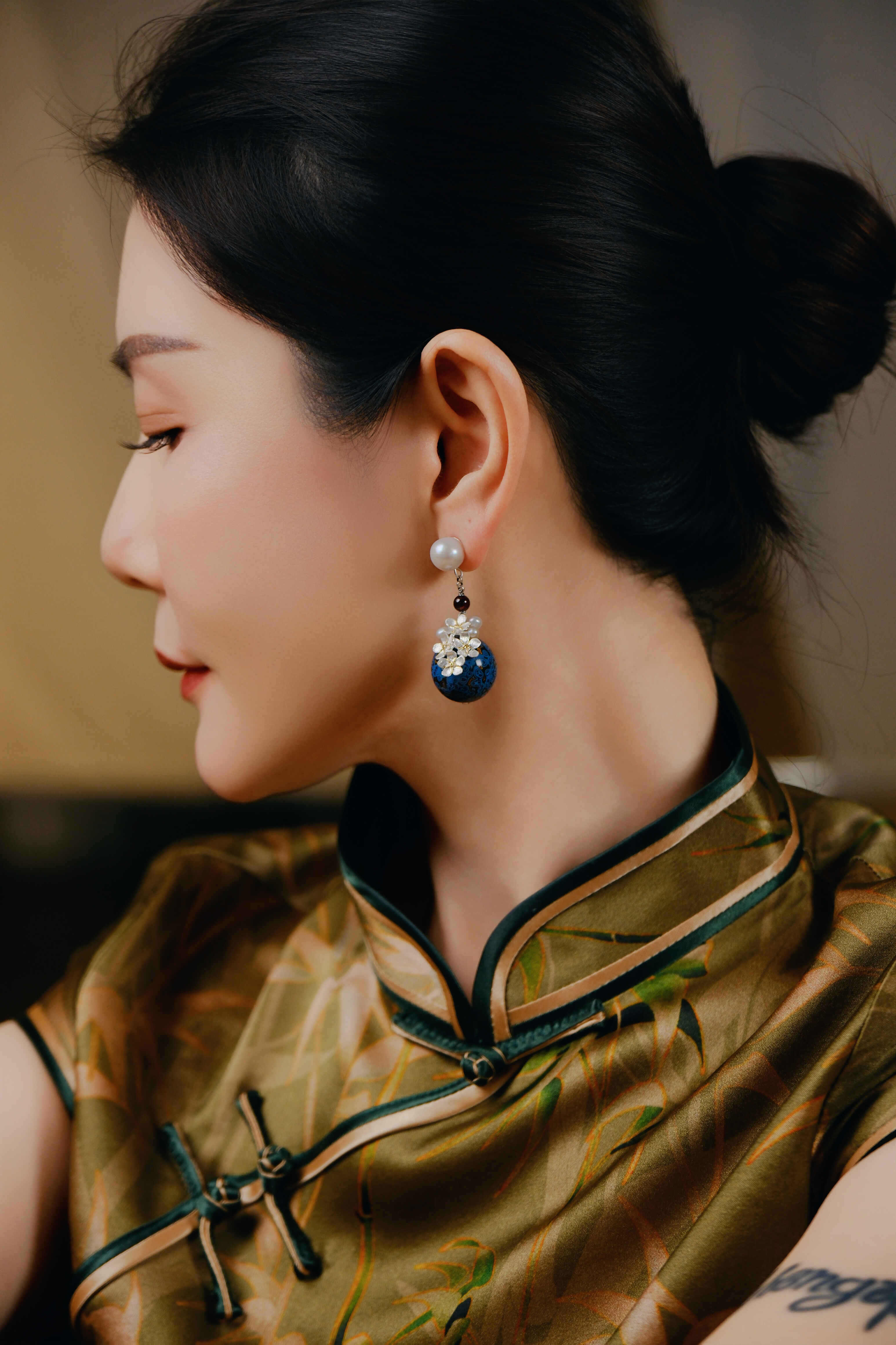 【Frozen Bud】18mm Urushi Lacquer Bead + Garnet Bracelet | Blue Ripple Lacquer Jewelry with Silver Florals