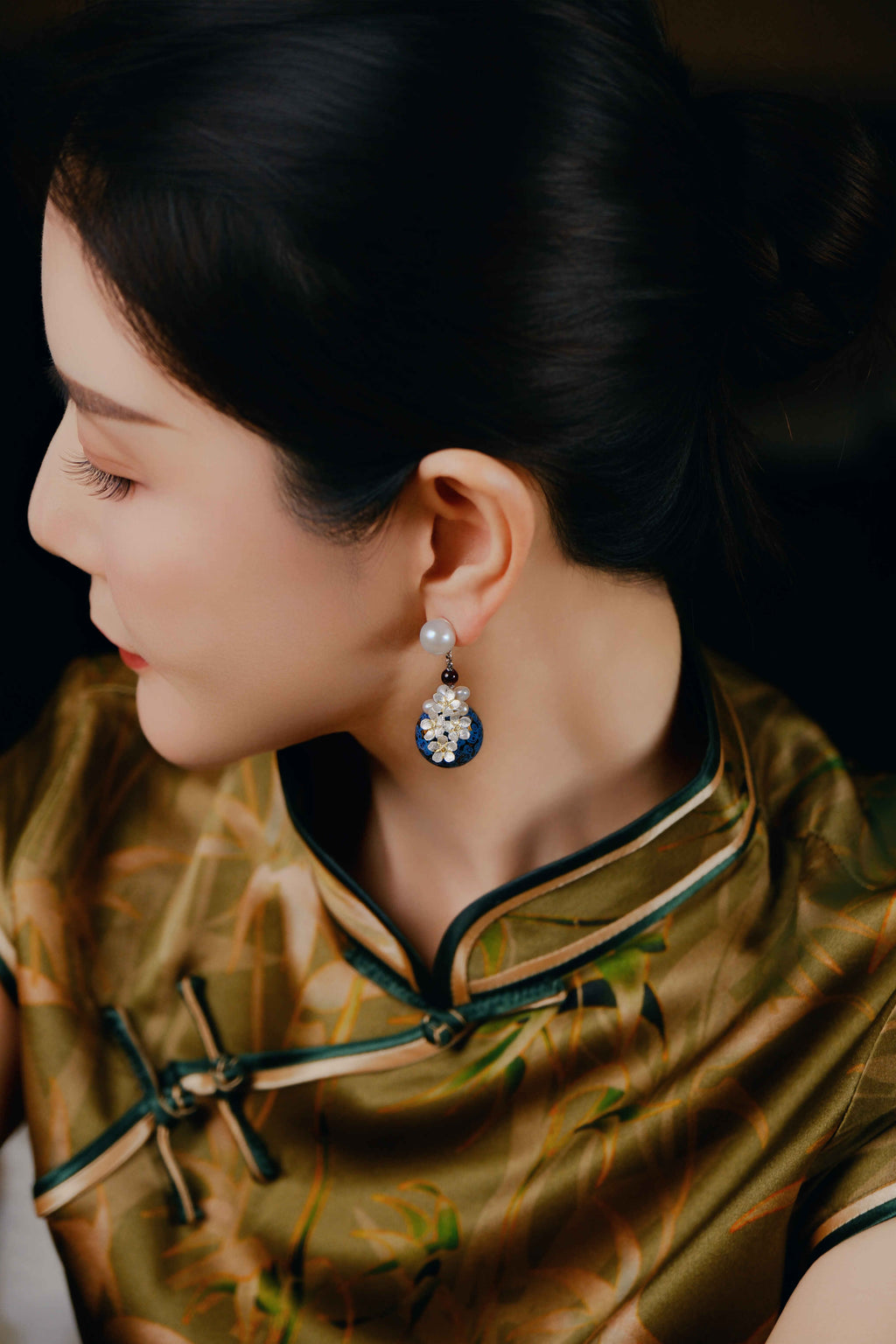 【Frozen Bud】18mm Urushi Lacquer Bead + Garnet Bracelet | Blue Ripple Lacquer Jewelry with Silver Florals