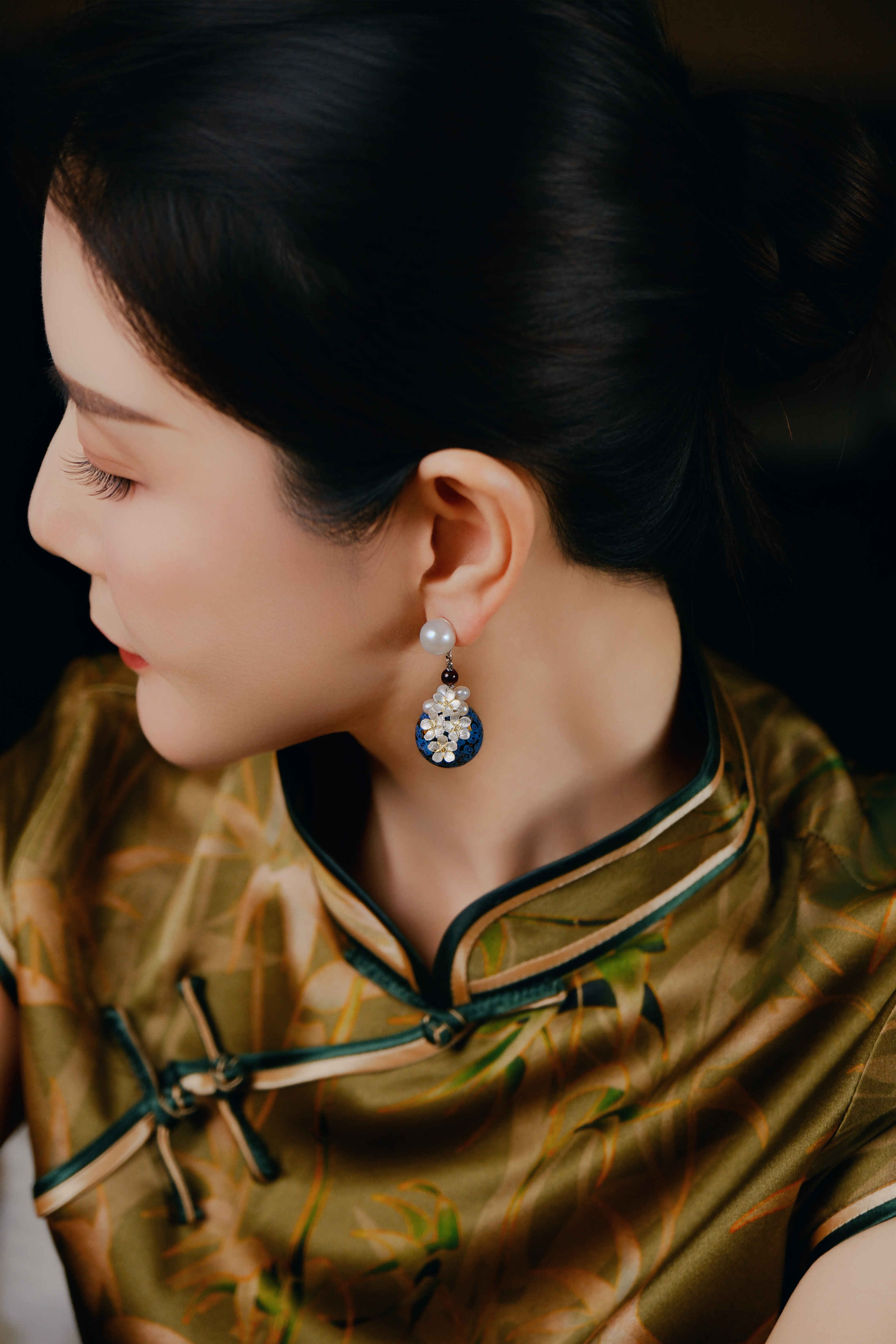 【Frozen Bud】18mm Urushi Lacquer Bead + Garnet Bracelet | Blue Ripple Lacquer Jewelry with Silver Florals