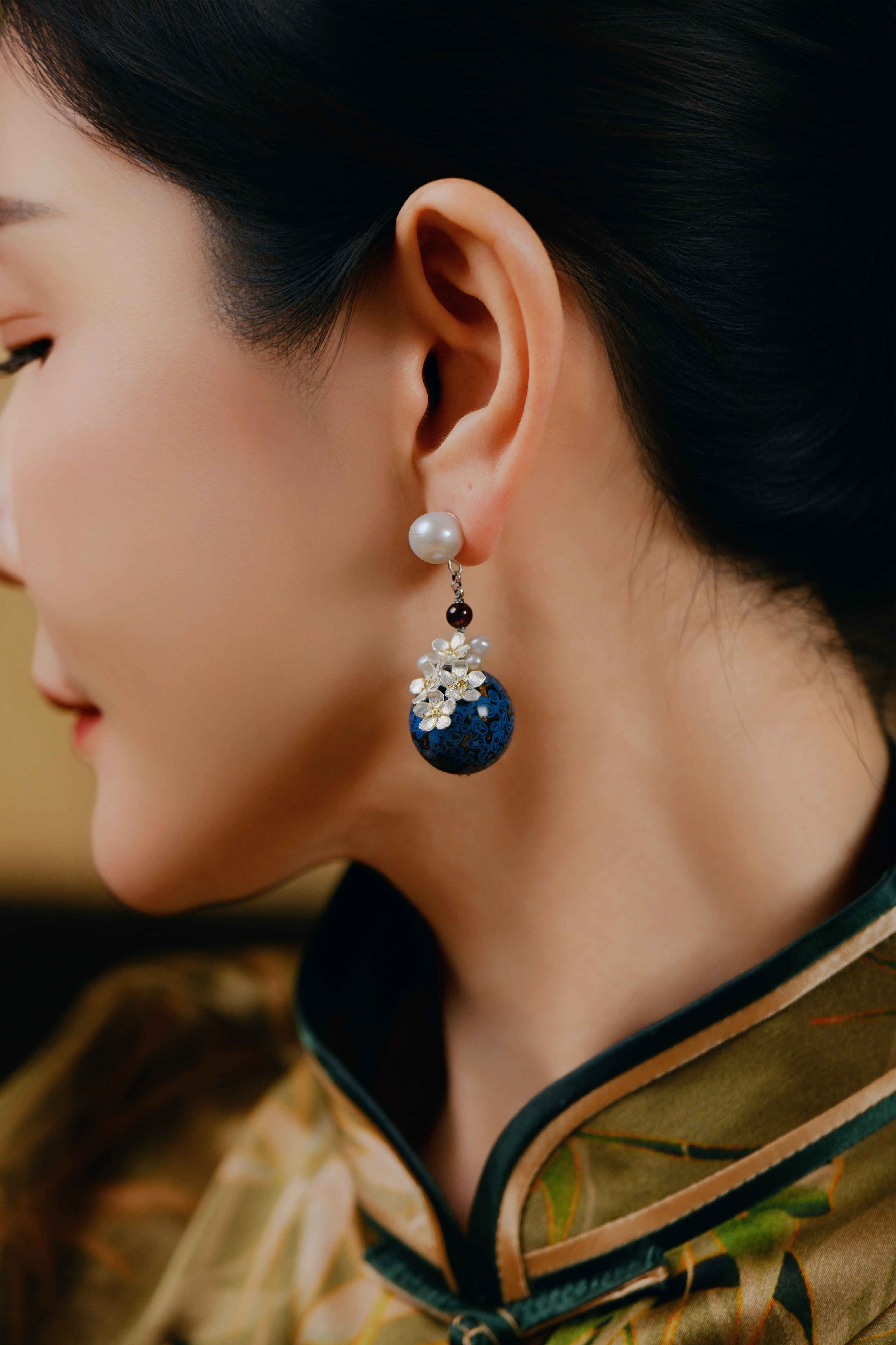 【Frozen Bud】18mm Urushi Lacquer Bead + Garnet Bracelet | Blue Ripple Lacquer Jewelry with Silver Florals